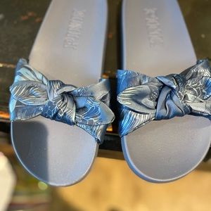 Women’s blue Victoria secrets flip flops